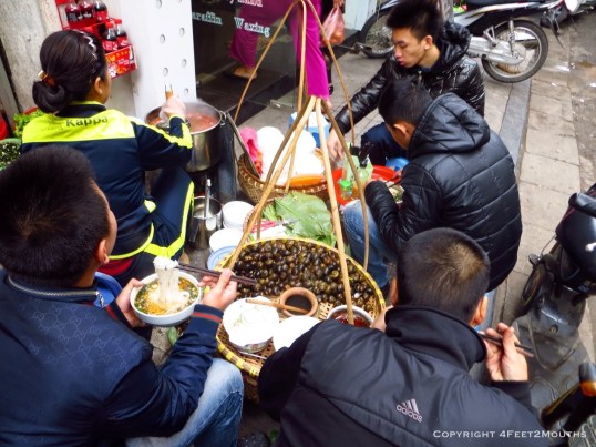 Sidewalk bún óc stall