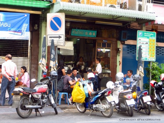 The must-visit Thanon Mahannop fish soup shop.