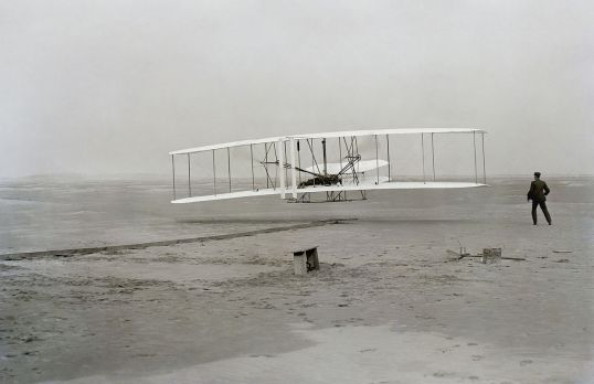 First flight by the Wright Brothers, 1903 (photocredit: Wikicommons)